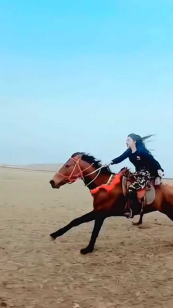 女子草原骑马图片图片