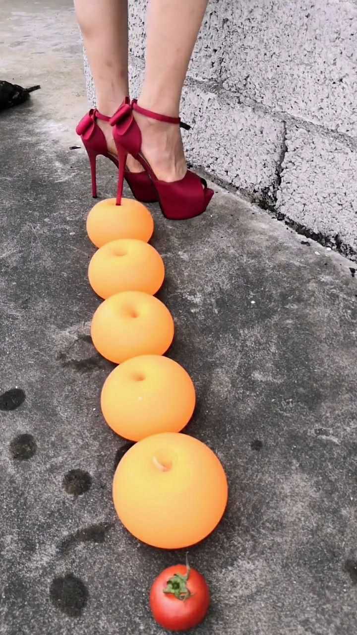 踩气球用高跟鞋来踩也是比较特殊的一种解压方式