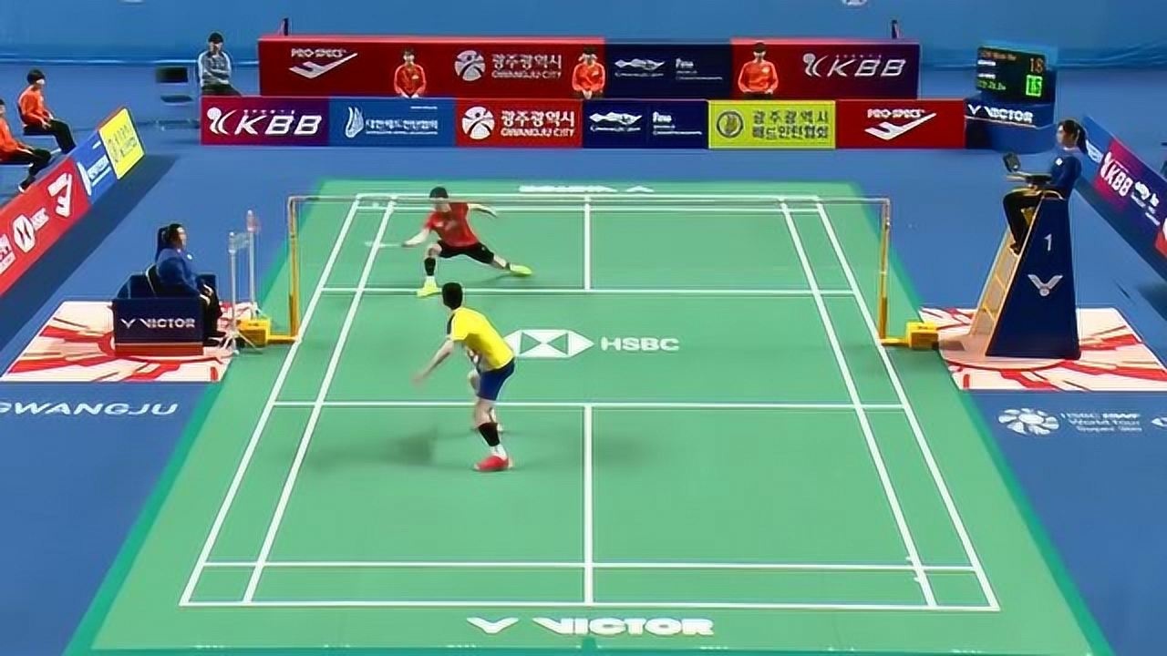 羽毛球李梓嘉标志性动作反手杀球