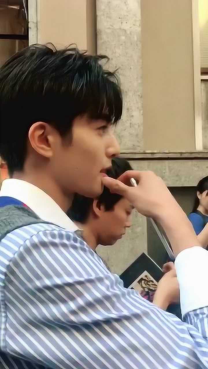 宋威龙听到土味情话反应立马害羞低头笑