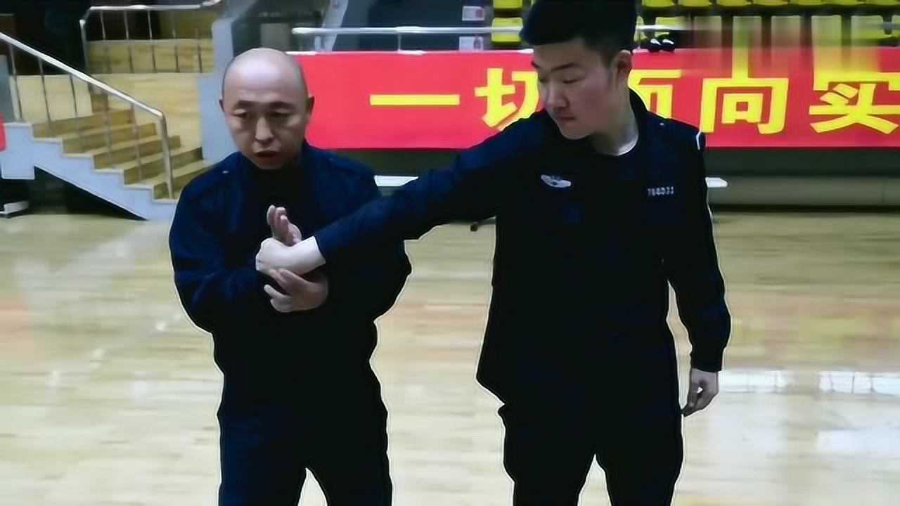 防身教学：手腕被对方抓住时，想挣脱或想反控对方，应该这样做！_高清1080P在线观看平台_腾讯视频