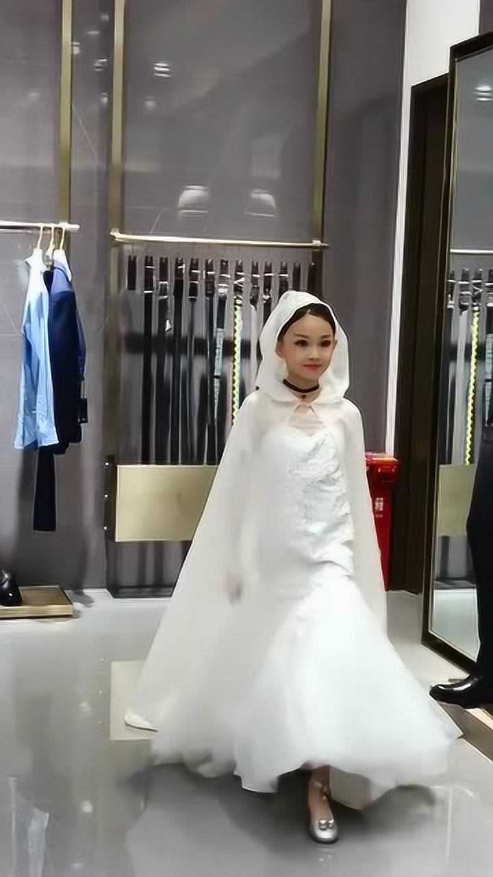 童模宋小睿后台走秀据说这件礼服是她夺冠时的衣服真好看啊