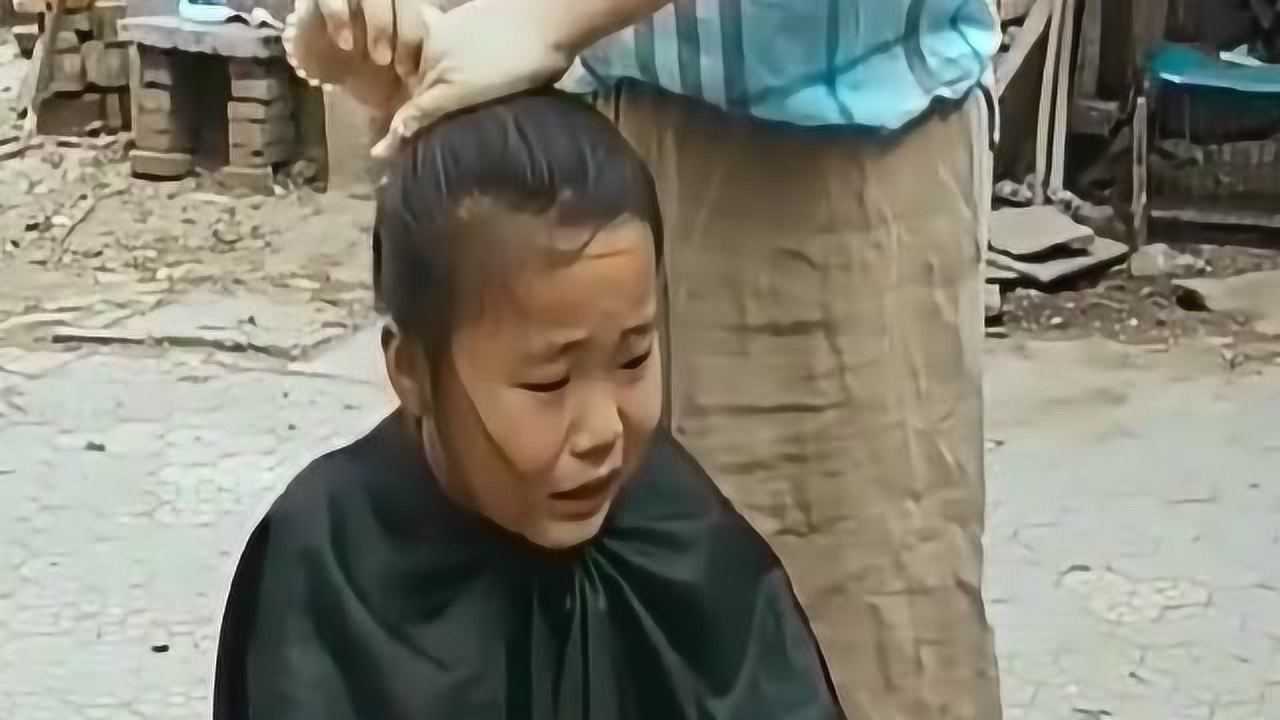 闺女的头上有虱子无奈只能把她的头发给剪了结果在那哭了半天