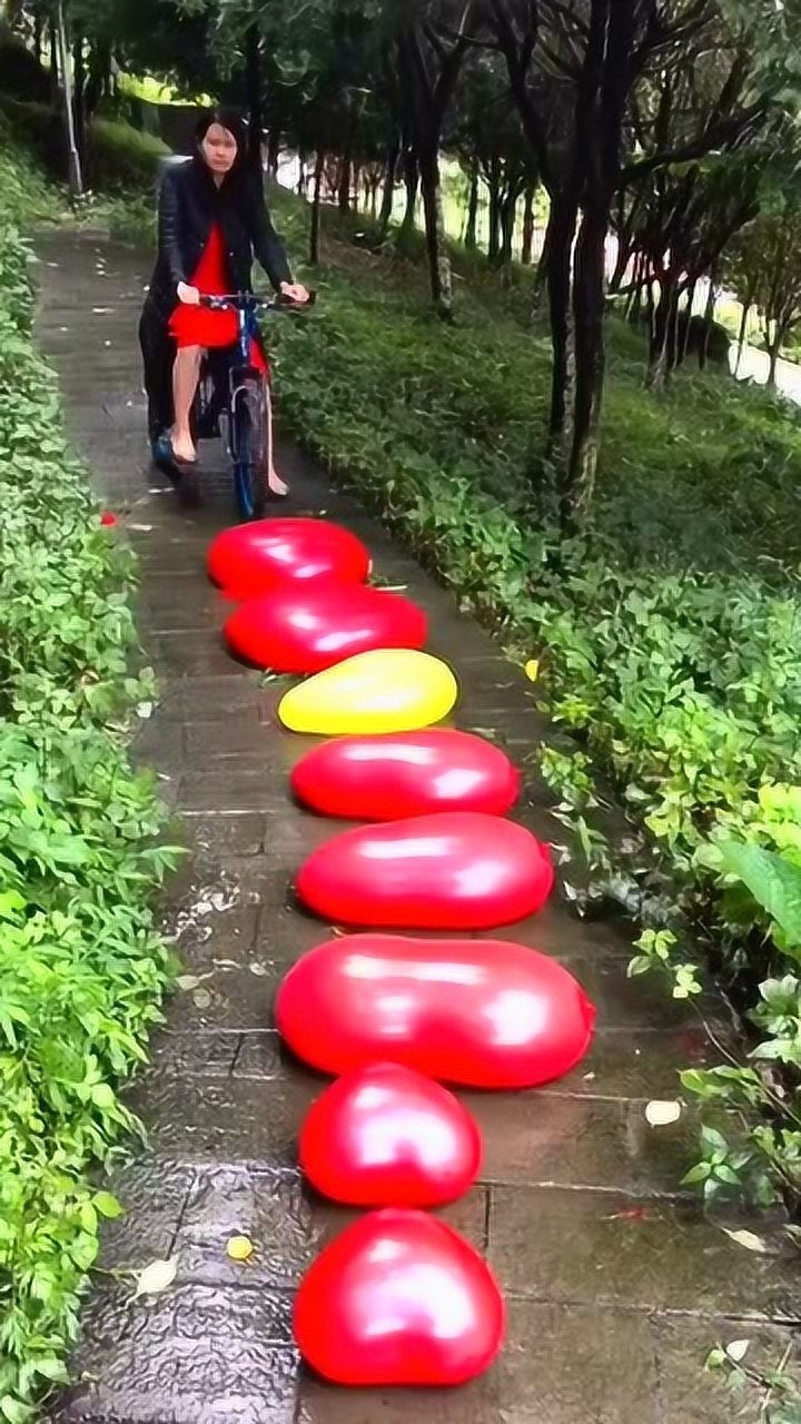 姑娘这是什么新玩法骑自行车压气球网友城会玩啊