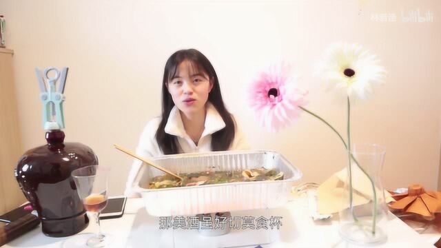 姑娘在家吃大餐,过瘾