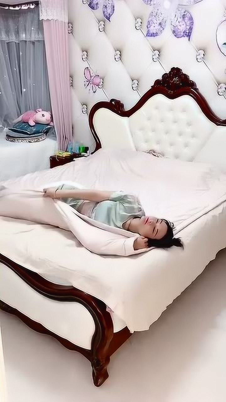 老公不在家一个人睡真得劲,自己享受大床太舒坦了,这就是单身的快乐!