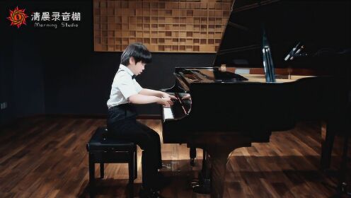 5岁宝宝演奏《巴赫第三号法国组曲》，手型非常漂亮！未来钢琴家