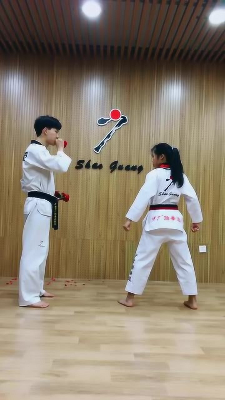 跆拳道馆日常训练小美女一脚踢碎玫瑰花看着太帅气了