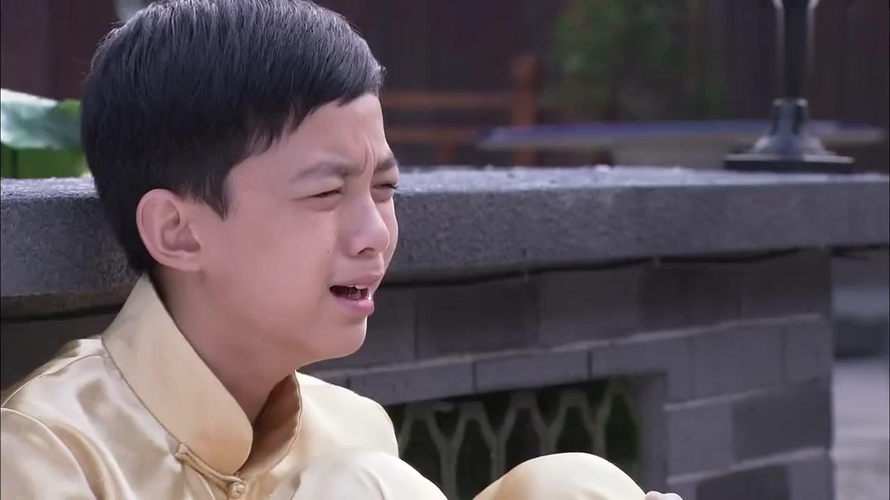 娘心小孩被小妈欺负满大院找女孩始终不见她人影