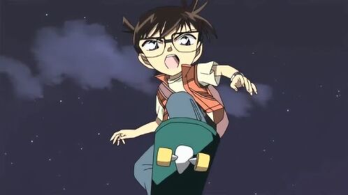 柯南踩滑板逃跑,谁知一路惊险,柯南竟从桥上掉入水中!