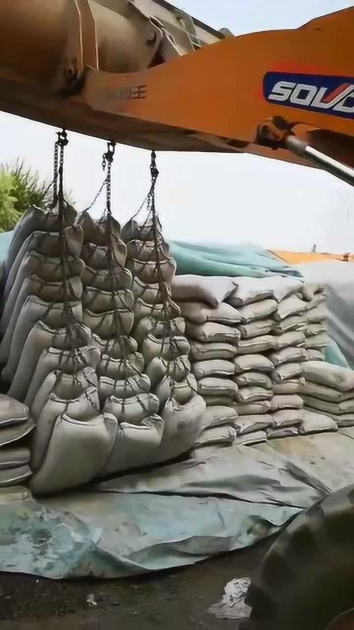 人才在民间居然想到这样装卸水泥一台挖掘机搞定了
