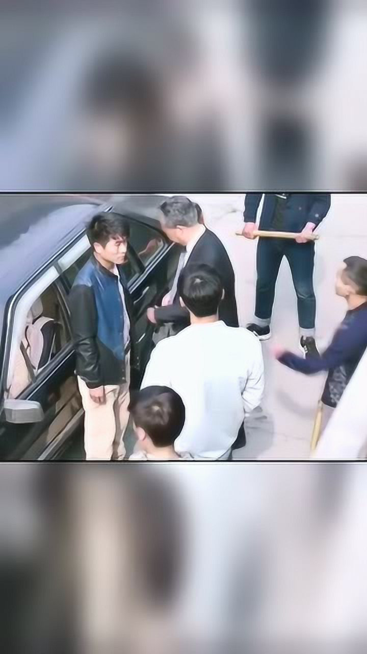 大哥带小弟打群架,没想到一看清是谁后,马上把小弟揍一顿!