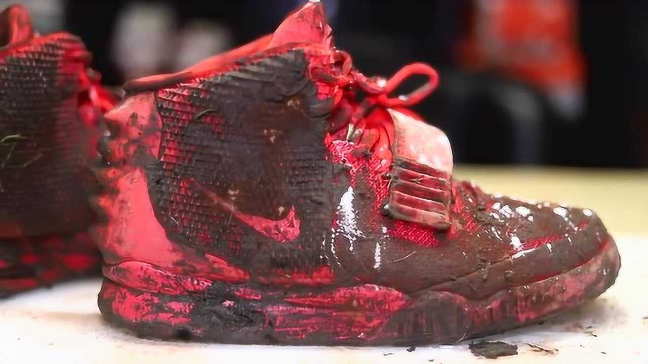 为了展示才艺,小伙将鞋子扔到泥潭里泡了一宿.第二天才拿出来