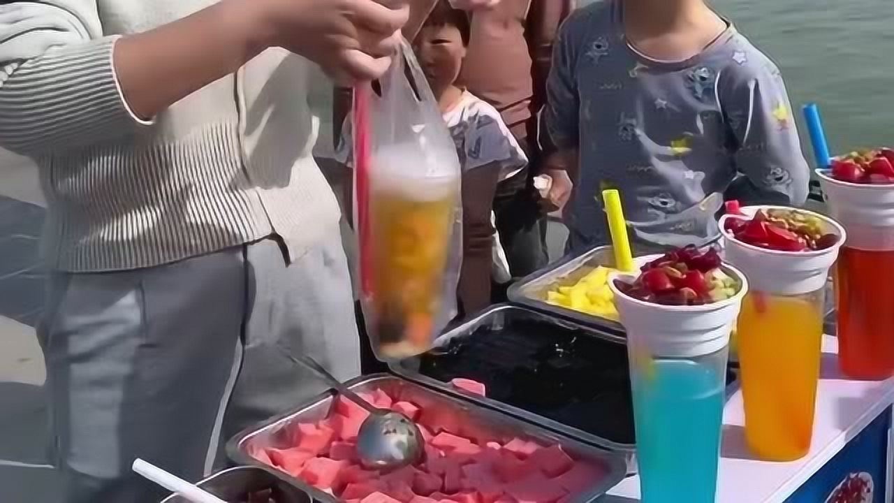 摆摊卖饮料是如何做到一天卖800块钱的,原来摆摊都这么挣钱了,我服了!
