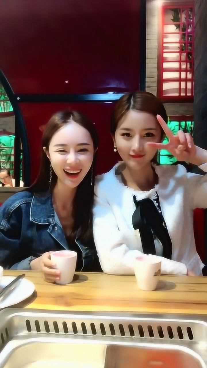 和两个漂亮小姐姐吃饭你们喜欢哪一个