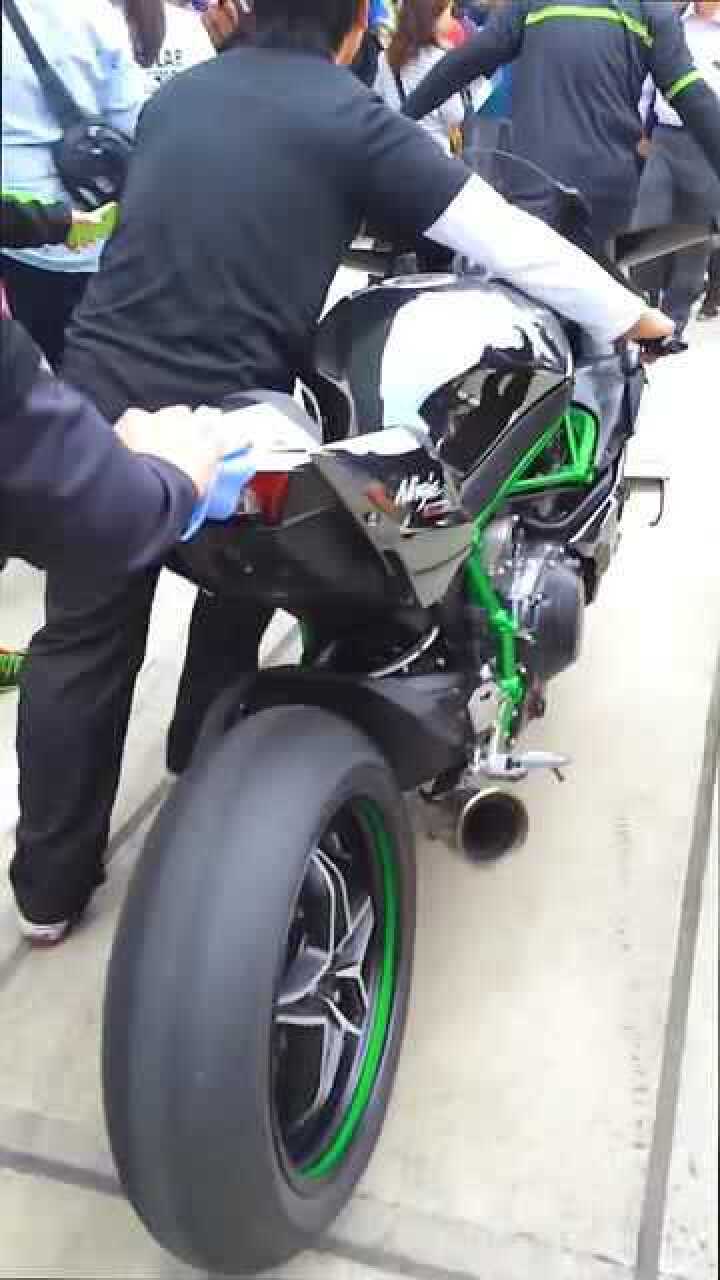 川崎h2r准备上赛道了最高时速四百多迈我没记错的话高铁才三百多