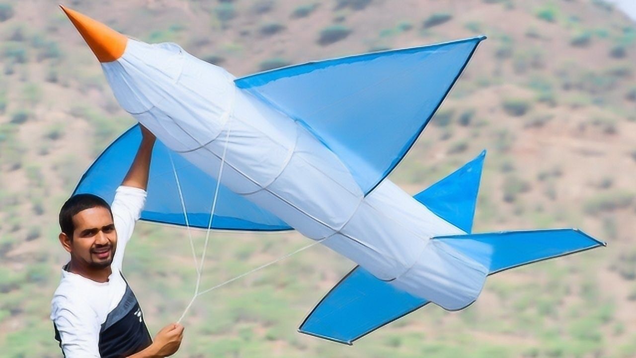 牛人脑洞大开竟用塑料自制飞机风筝网友看得我都想玩