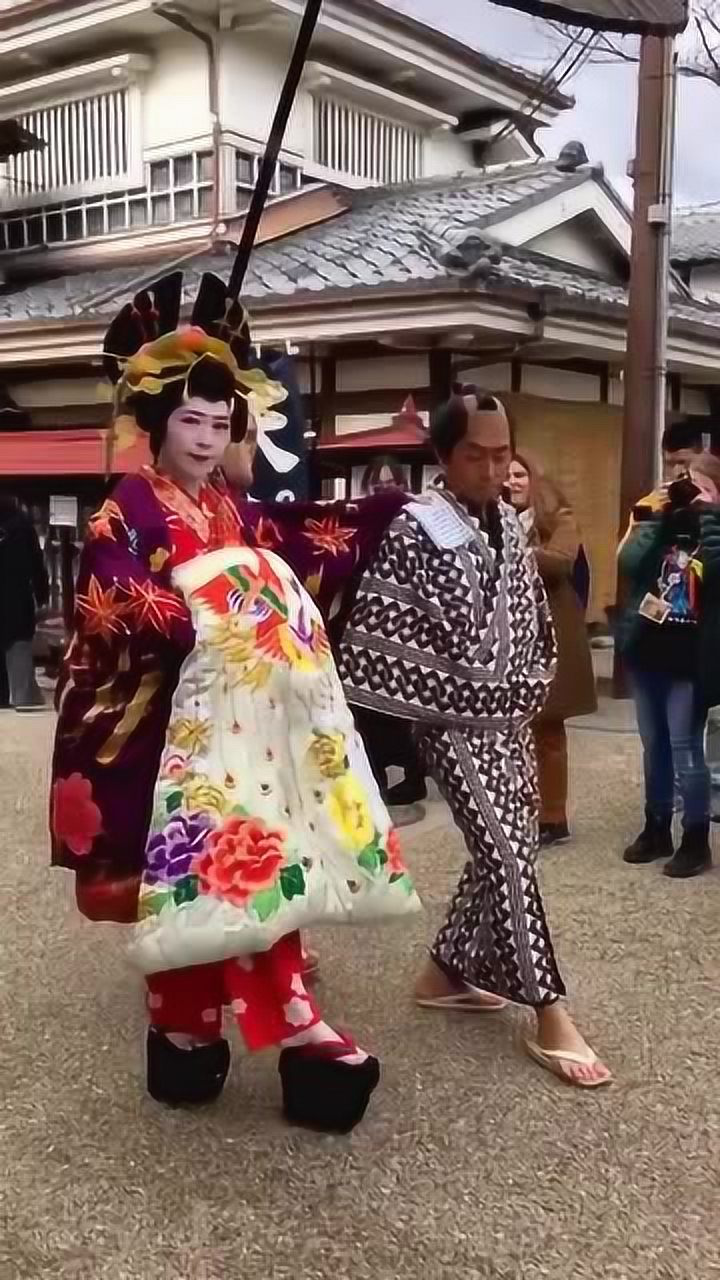 日本街头偶遇花魁中道穿着这么高的鞋不怕摔跤吗