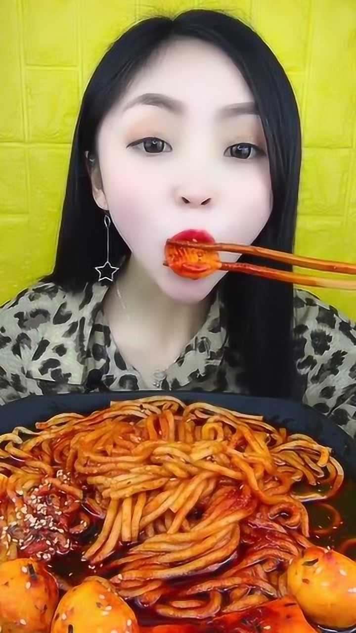吃货美女出镜挑战一口吃掉麻辣蟹排不料筷子竟成亮点