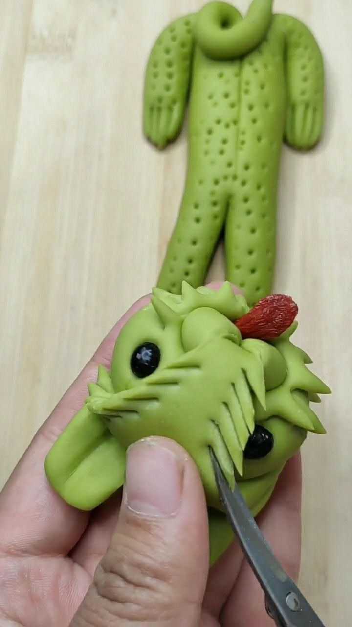 今天教你们用面捏一只老虎做出来小朋友特别喜欢