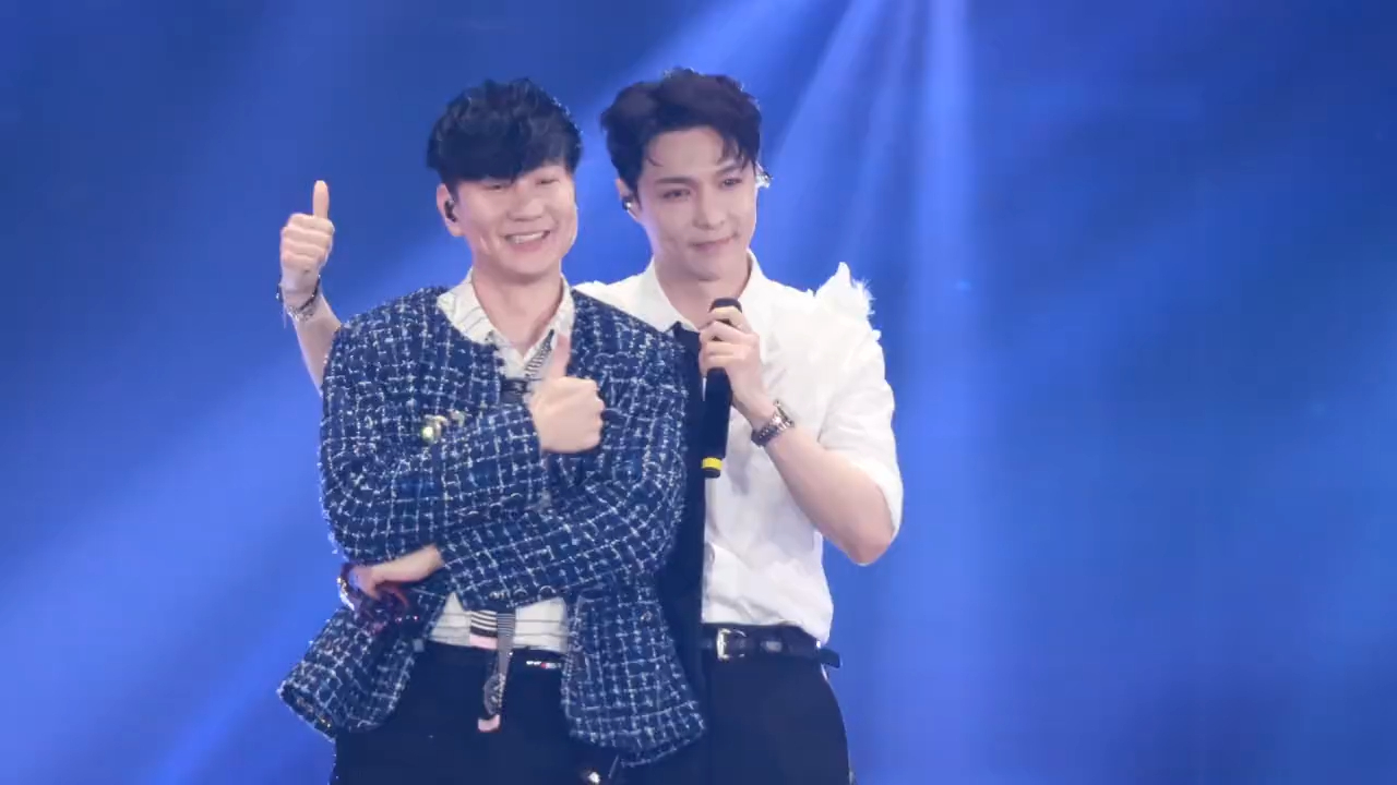 林俊杰,张艺兴同框合唱《翅膀》,是谁的dna激活了