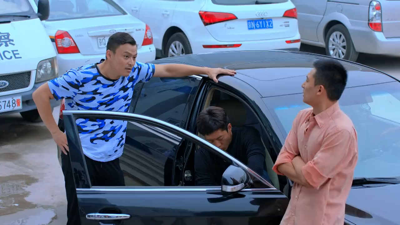 翁婿:一向穿正装的女警,突然穿上裙子,直接给警队兄弟看呆