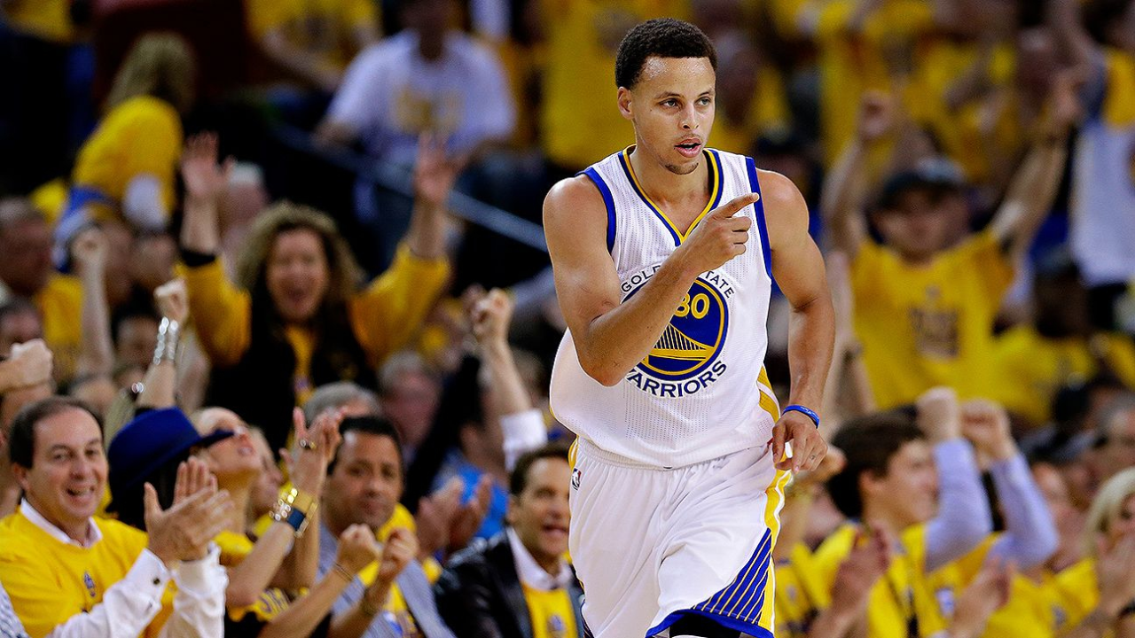 真正的"拜佛"!库里跪在地上控球 起身直接空心