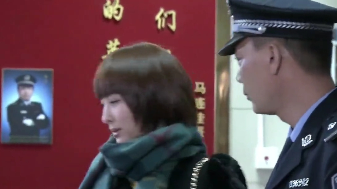 城里人瞧不起乡下人,调戏农村姑娘,小伙仗义出手一个打俩