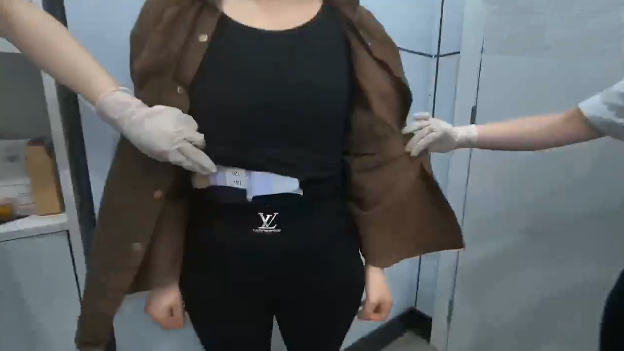 女子胸口塞17台二手手机,撩开一看芭比裤也暗藏玄机,被海关拦截