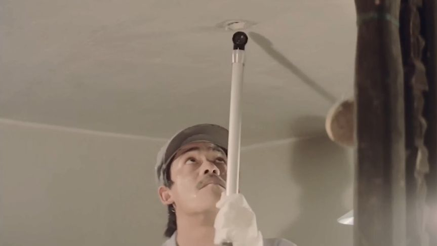 吴耀汉拿电钻打洞,没想到打穿了楼上的马桶,实在太搞笑了