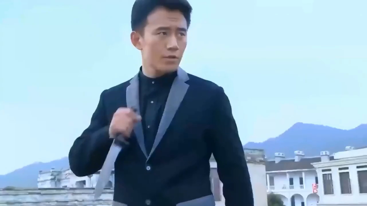 光影:高手以一敌三暴打鬼子,警察队长要抓他,一看身份秒怂