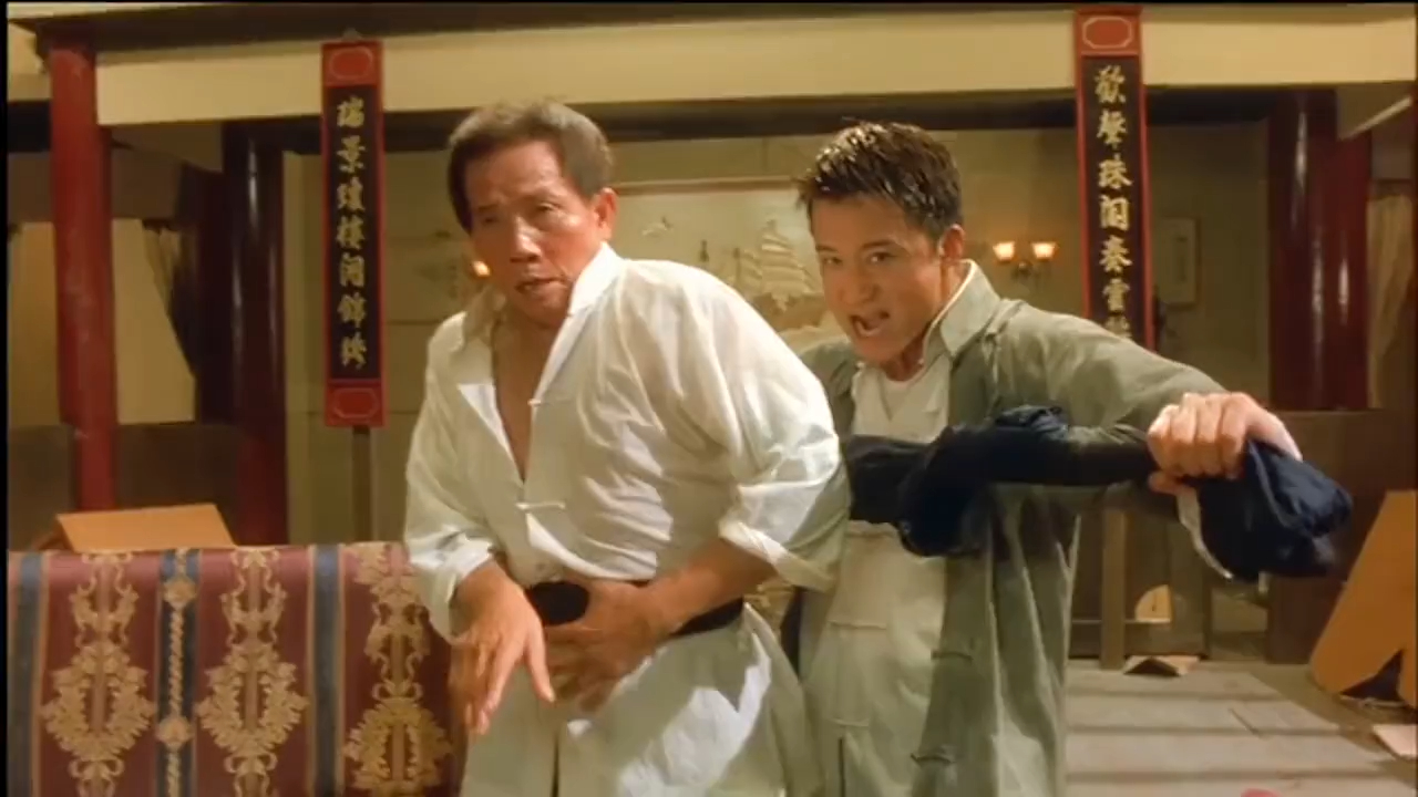 吴京边喝酒边打猴拳,男子铁线拳的铁圈都被打碎,不是