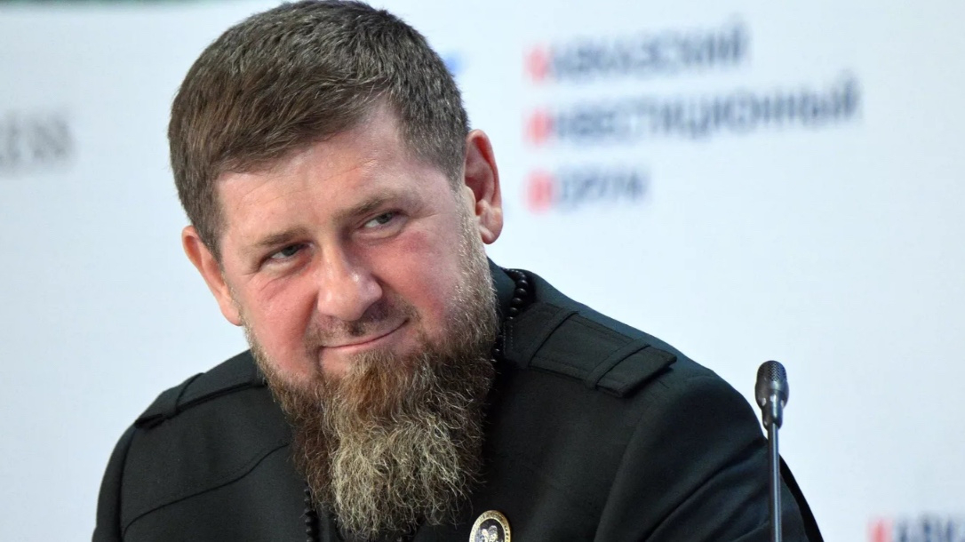 车臣总统卡德罗夫拒绝俄石油大亨给自己立碑:"我还健在"