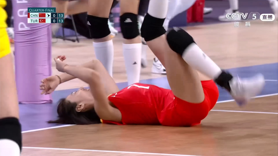 王媛媛强势拦网成功 但落地不慎踩到朱婷脚上险些崴脚