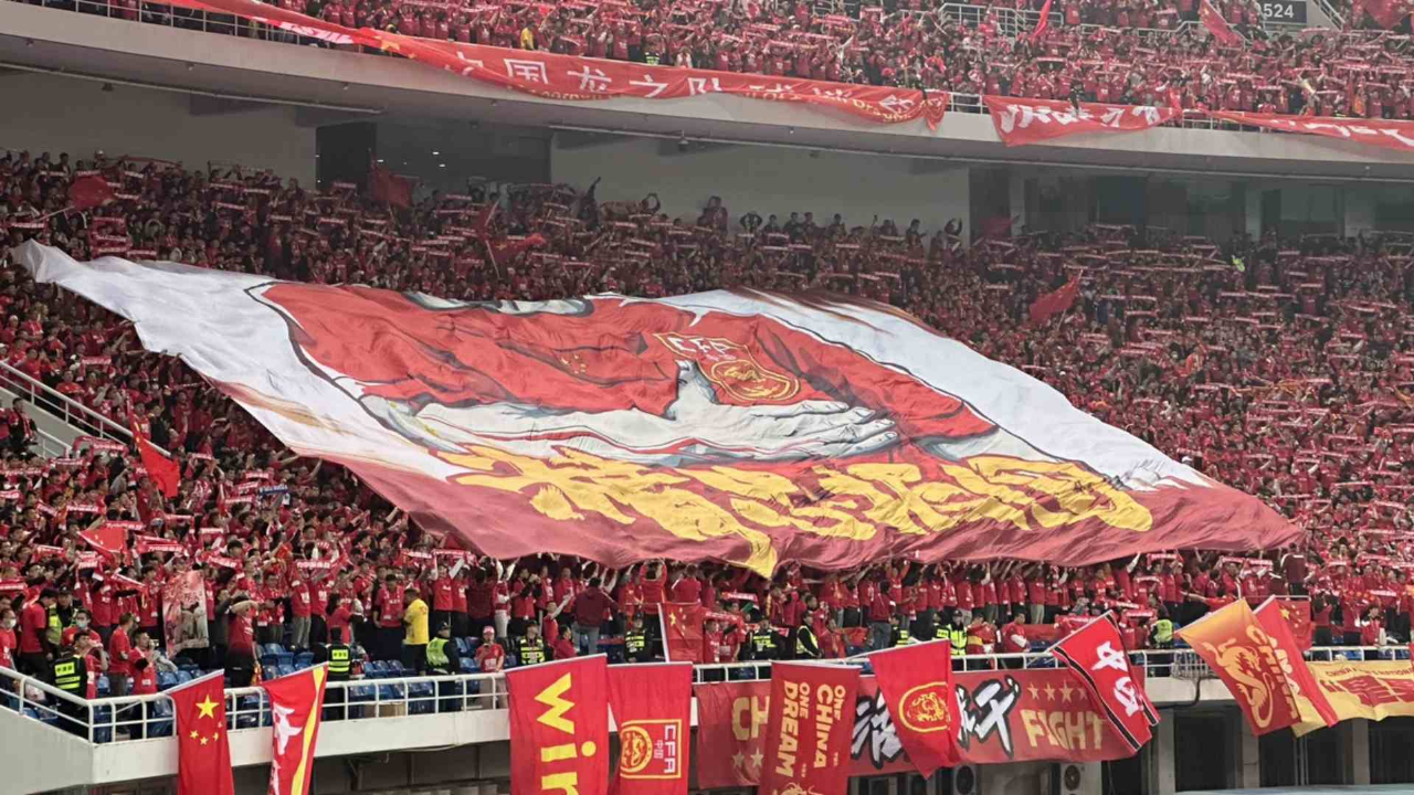 国足看台现巨大"精忠报国"tifo,球迷摇旗呐喊:我们赢了