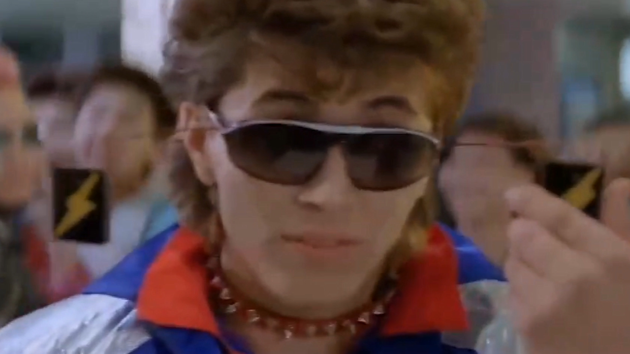 情逢:狄威最杀马特的一段,音箱肩上扛,就是全村最靓的仔