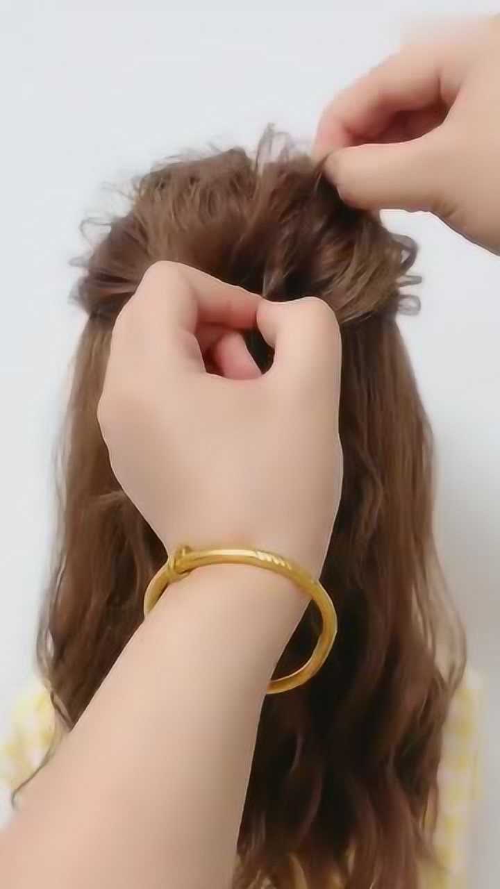 一看就会的半扎丸子头,烫发扎起来更漂亮