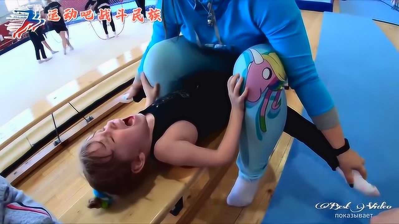 疼哭了俄罗斯体操魔鬼教练给学生压腿小萝莉叫得太惨了