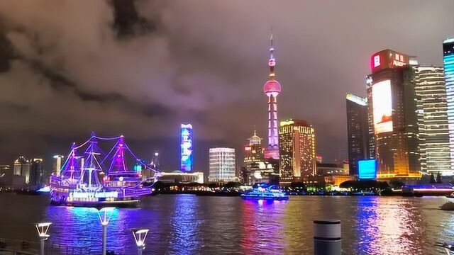 实拍上海外滩夜景,中国最气派的建筑群之一,太让人震撼了