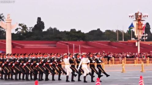 10月9日、北京天安门降旗仪式、神圣庄严