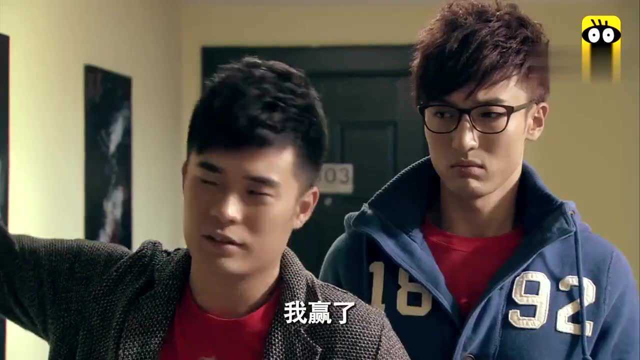 曾小贤的头卡进来后张伟的头进进出出的真是来去自如啊