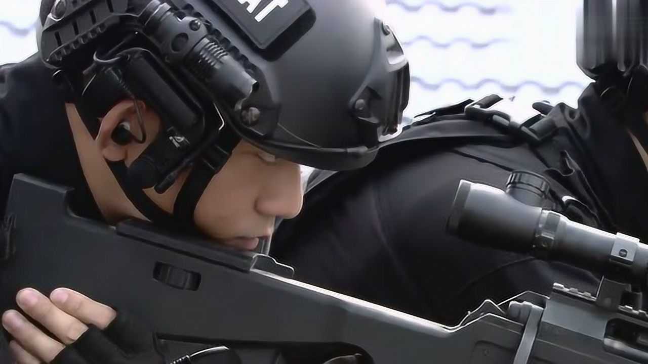 不愧是中国特警!在楼顶用狙击镜一看,立马就能发现草坪不简单