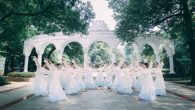 江上清风游,影中揽明月,绝舞弄清影,人间真自在!