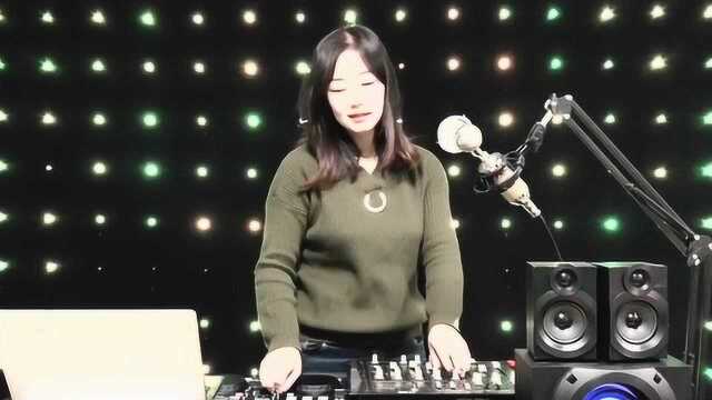 听dj《这个年纪》火爆歌曲,感歌词尴尬自嗨,珍惜现在回忆过去