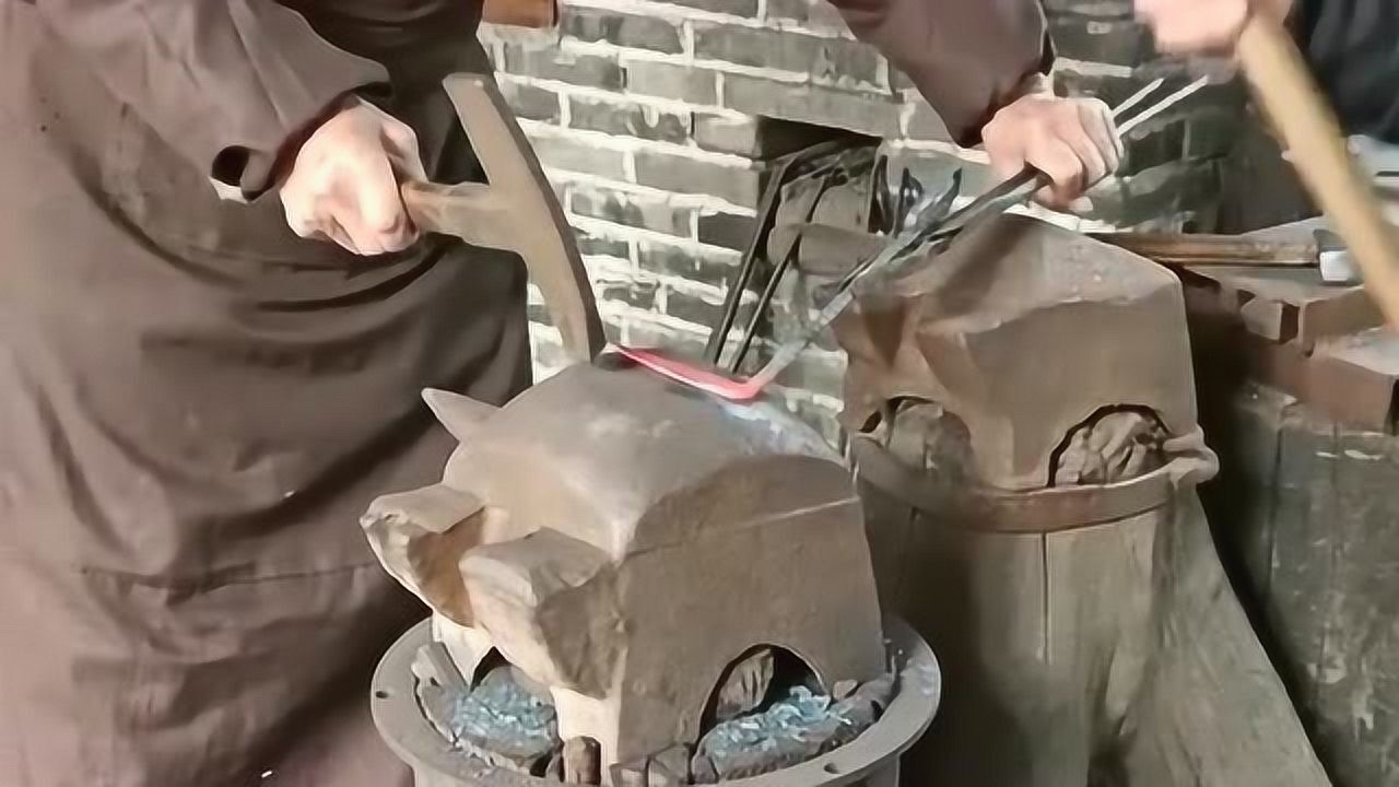 古代打铁方式,带你们长长见识,大爷的一辈子都献给了打铁!_高清1080P在线观看平台_腾讯视频