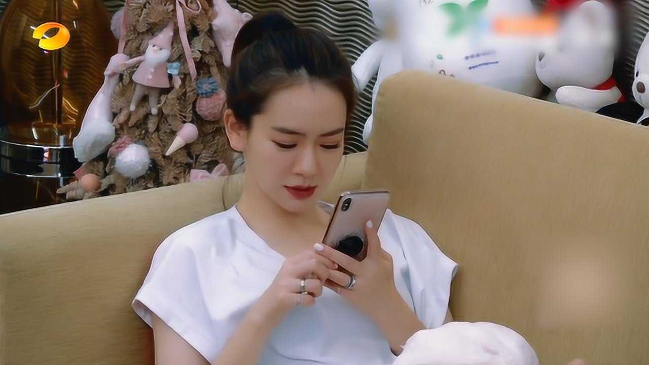 我家小两口戚薇说要李承铉选一个适合约会的指甲看他审美如何