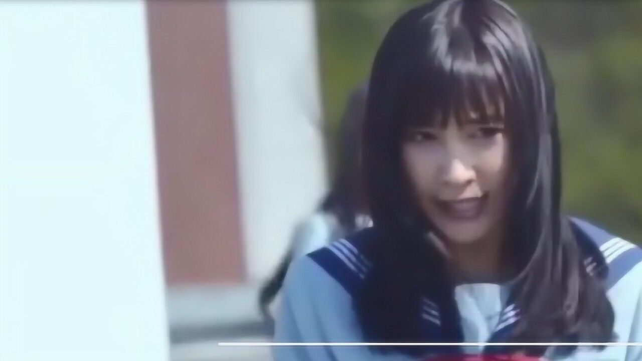 女学生打车遭猥琐司机“咸猪手”，被摸大腿却不敢动，于是女孩这样做_高清
