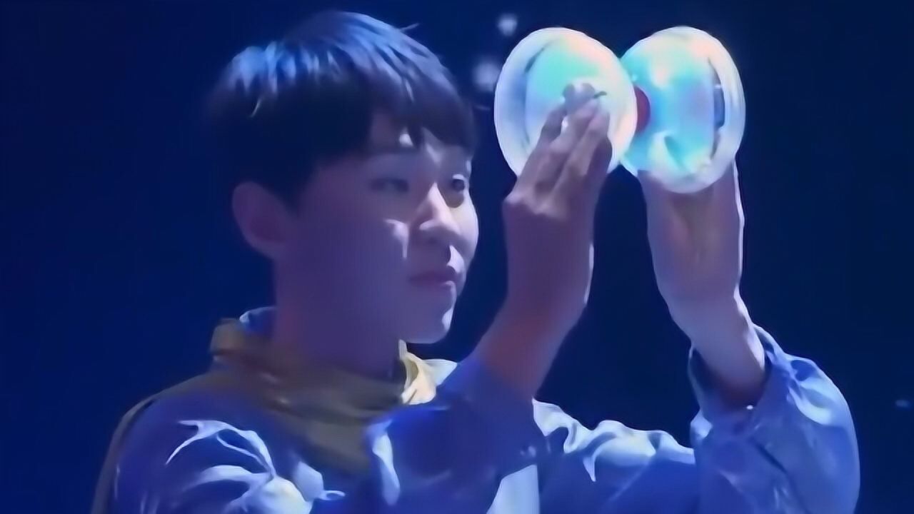 扯铃小王子梦幻来袭，创意空竹秀，点燃全场少女心_腾讯视频