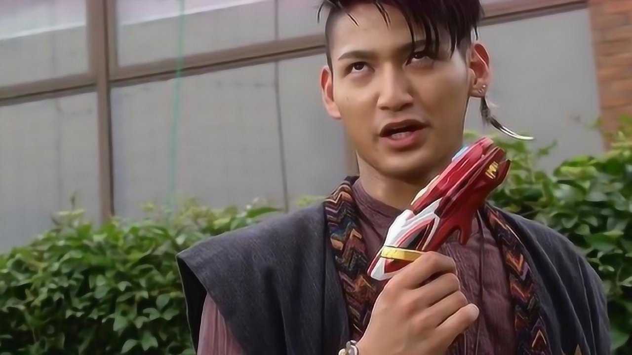 银河奥特曼翔拿出召唤枪变成了奥特曼迅速投入到战斗