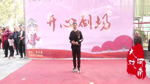 唐派弟子演唱豫剧《首阳山》精彩唱段,有板有眼,吸引很多人围观